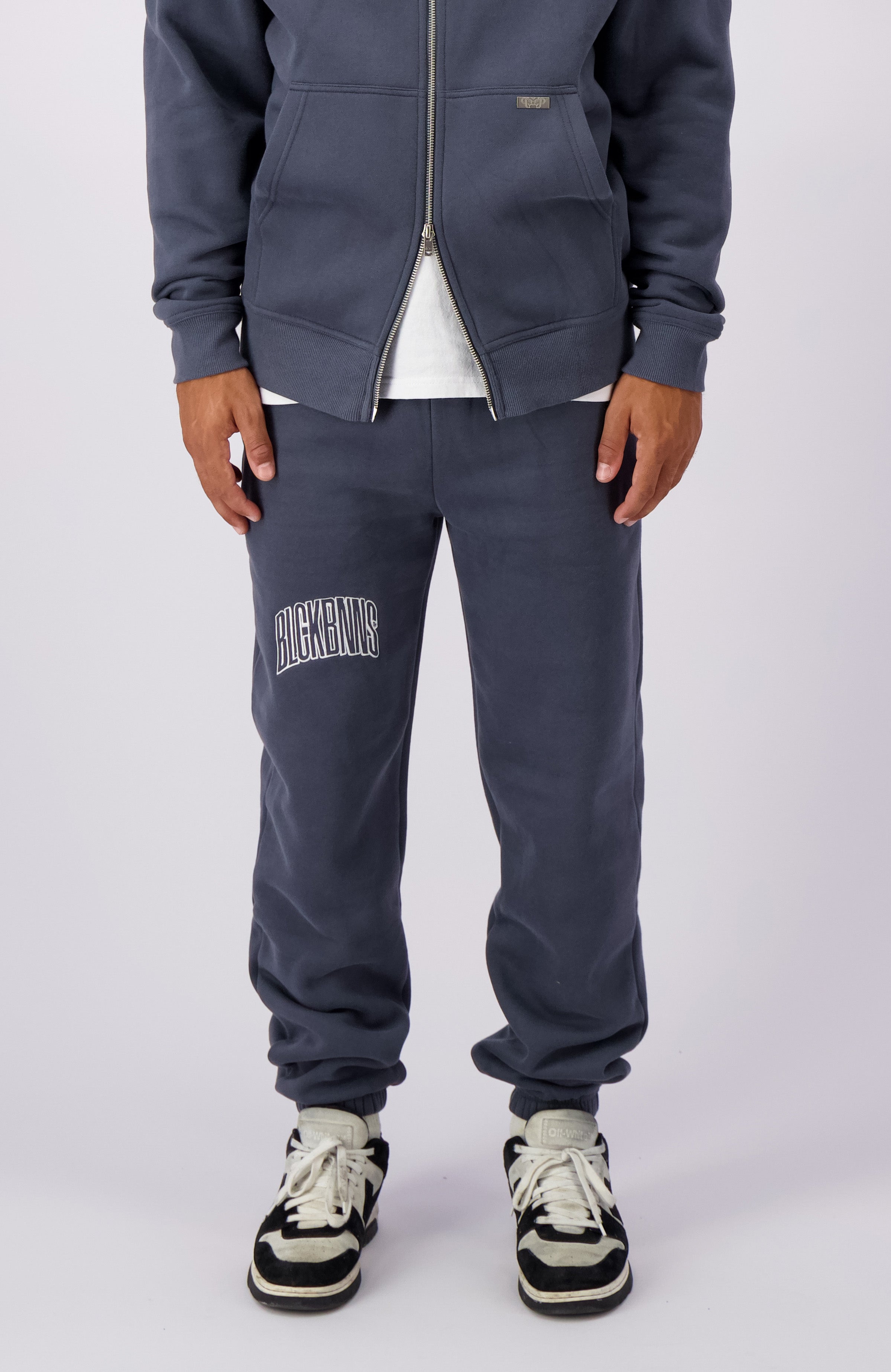 EMBROIDERED ARCH SWEATPANTS | Grijs