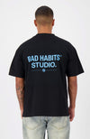 BAD HABITS STUDIO. T-HIRT | Zwart