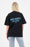 BAD HABITS STUDIO. T-HIRT | Zwart