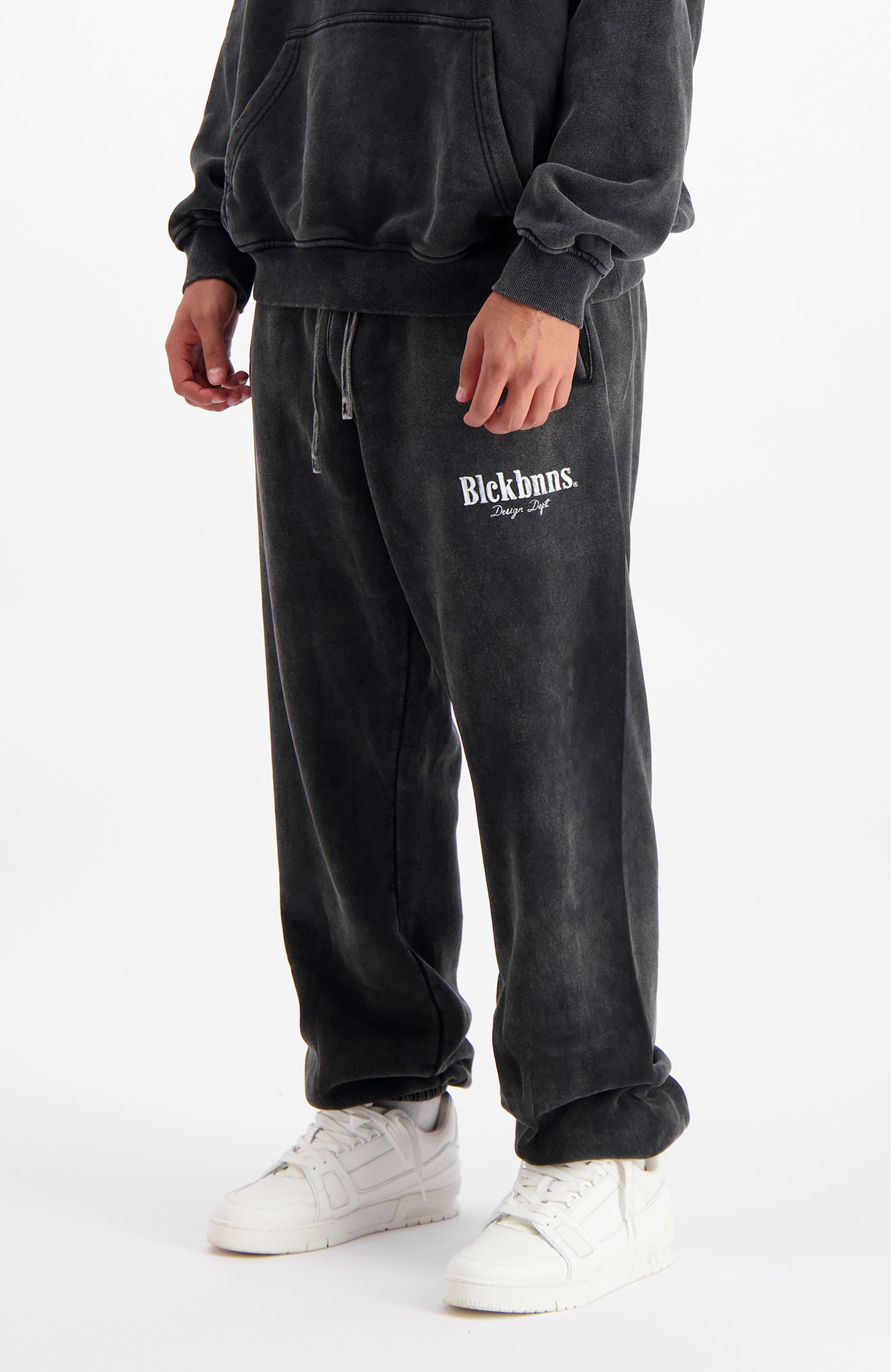 //blackbananas.com/cdn/shop/files/brush-sweatpants-1.224.4.46-000000-Heren-bottom-05_{width}x.jpg?v=1729872245