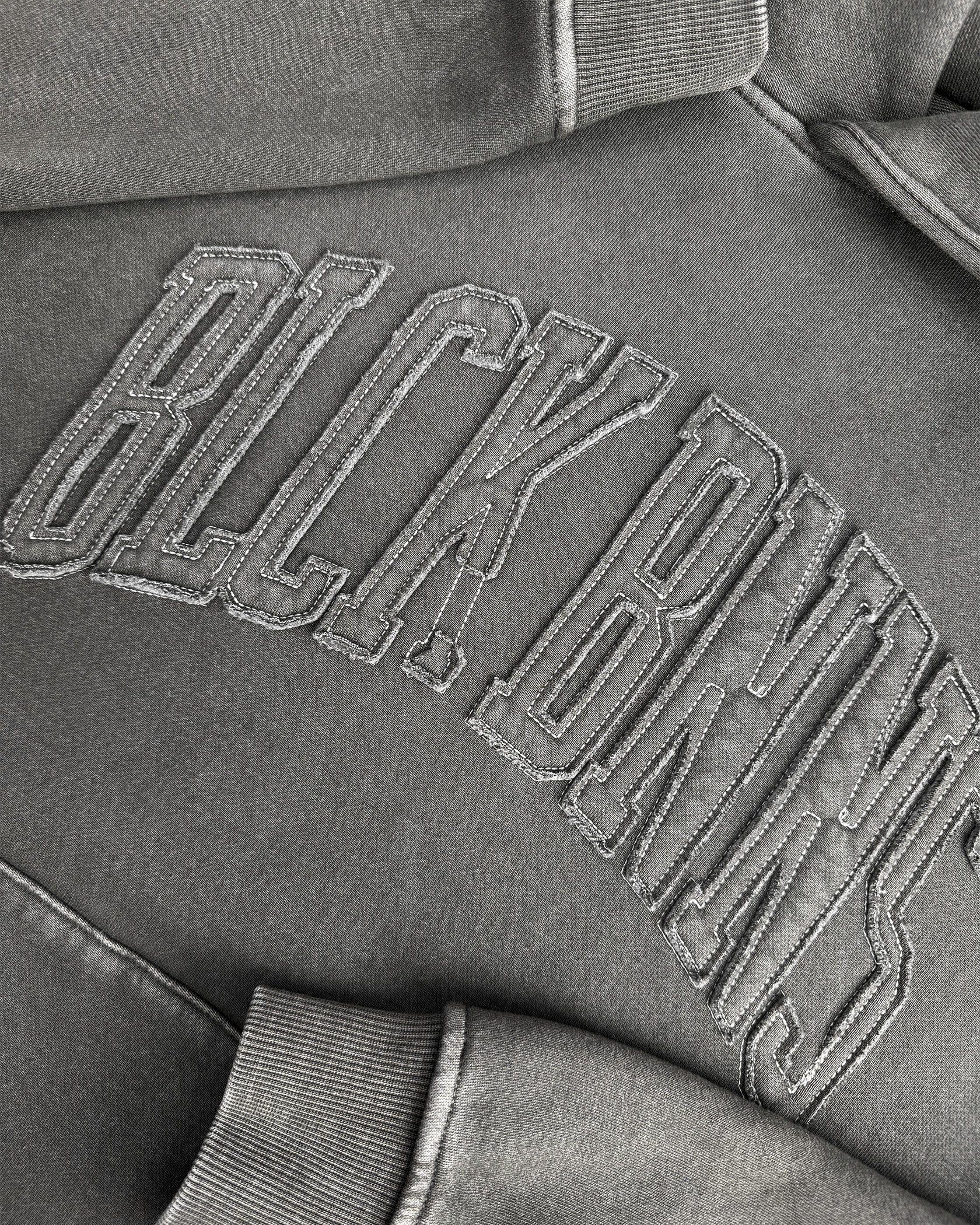 RIPPED ARCH HOODIE | Zwart gewassen