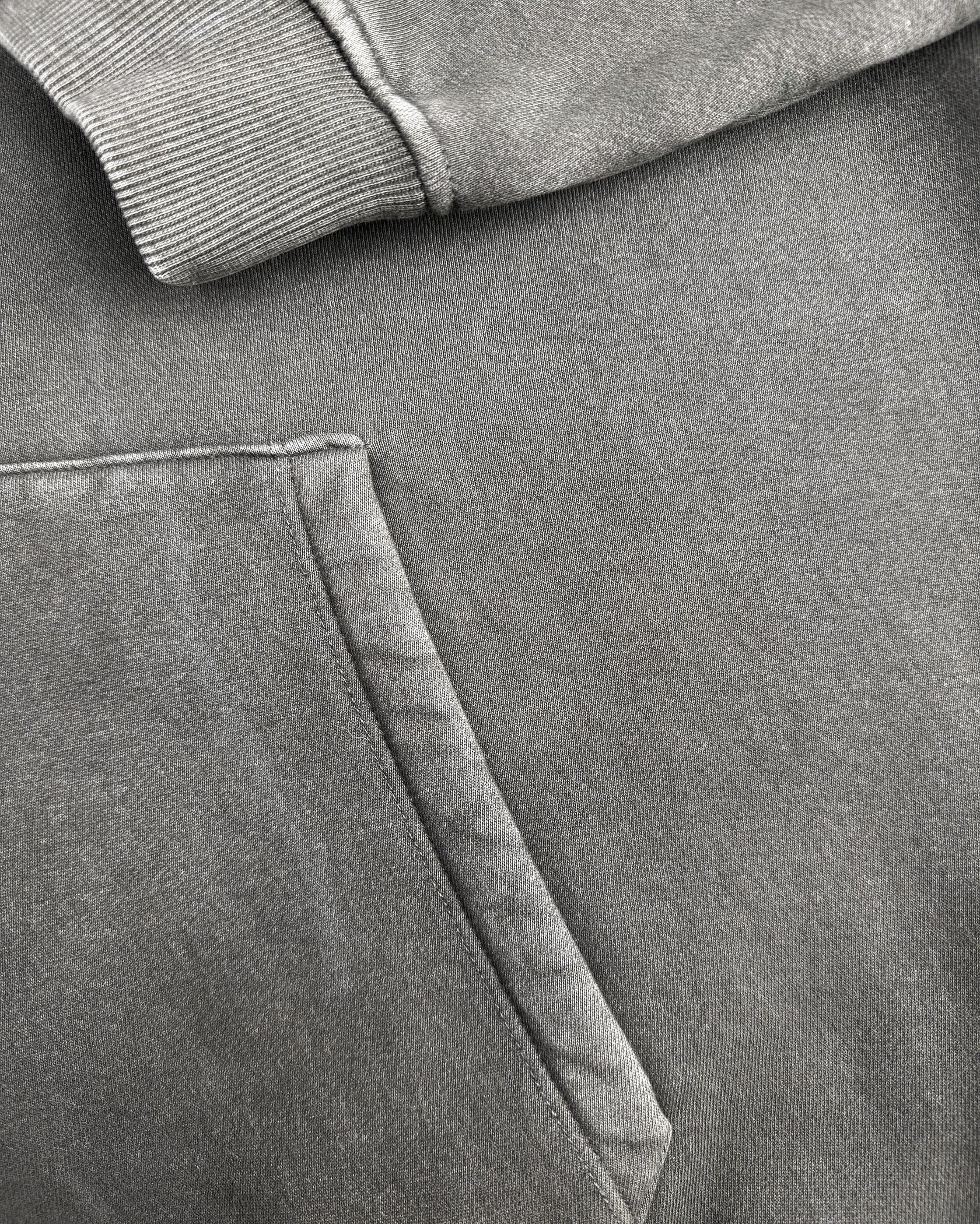 RIPPED ARCH HOODIE | Zwart gewassen